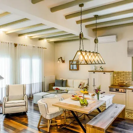 Вилла Sleeps 6 With Pool Air Con And Wifi *